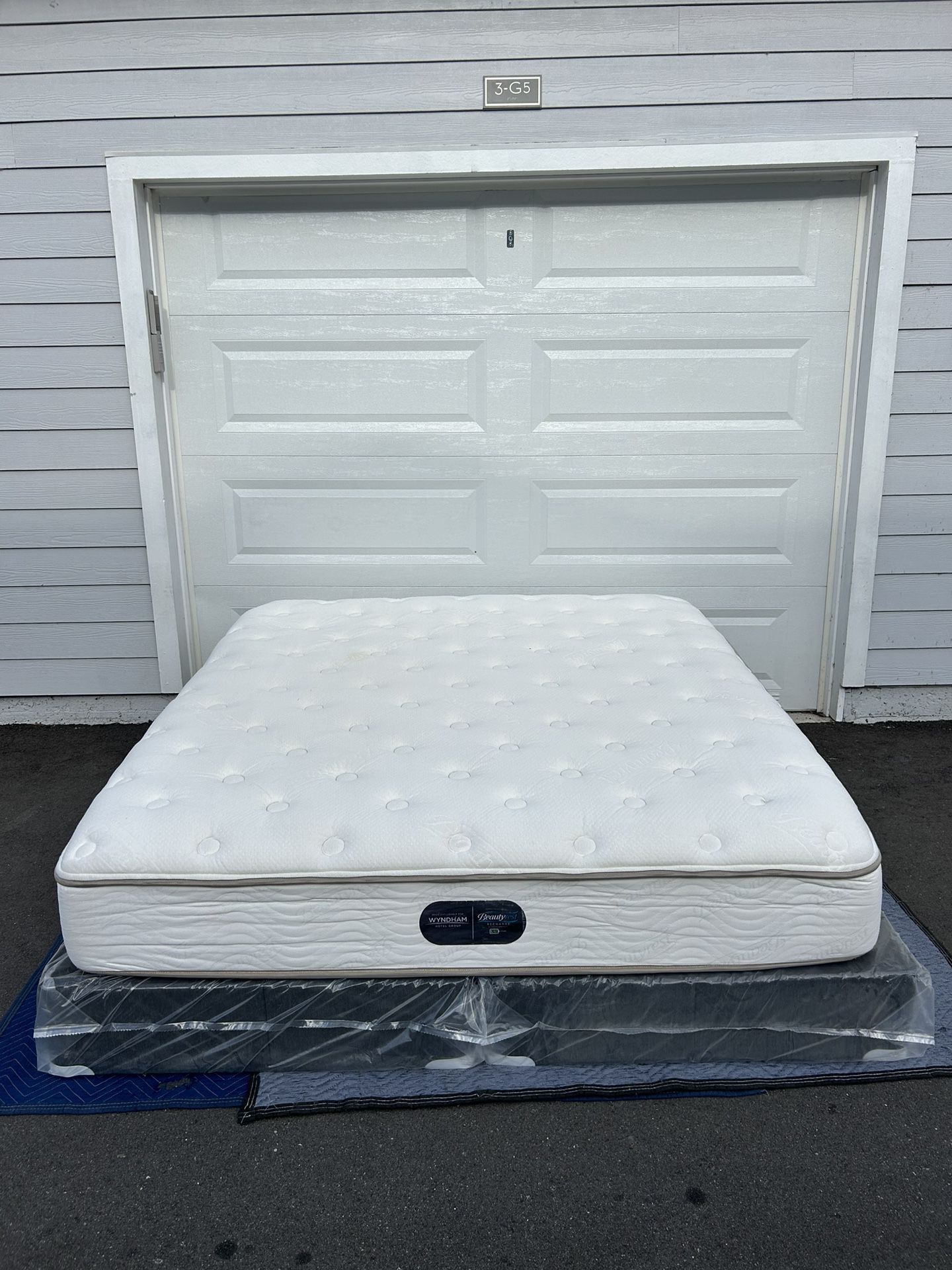 King Mattress BEAUTY REST Recharge with Box Springs Great Condition - Delivery Negotiable