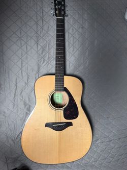 Yamaha FG800J 6 string acoustic guitar with extra pack of strings