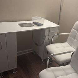 Nail desk + Chairs