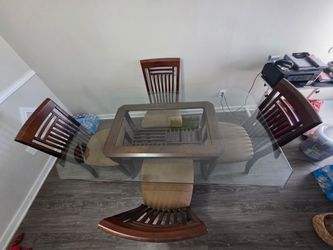 Mesa de vidrio ( sin las sillas )