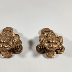 LOT OF 2 VINTAGE GOLD RESIN TYPE FENG SHUI LUCKY WEALTH FROG FOR GOOD LUCK