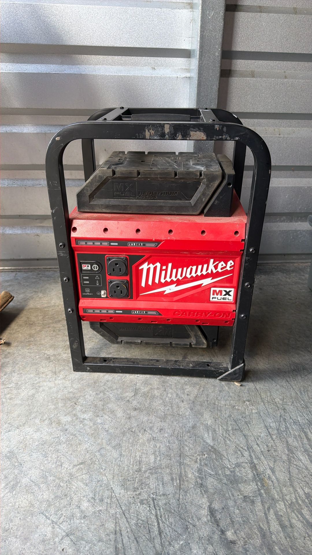Milwaukee MX FUEL CARRY-ON 3600W/1800W Power Supply
