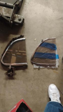 Read description before you send message 1937 to 1938 Chevy master Deluxe vent windows