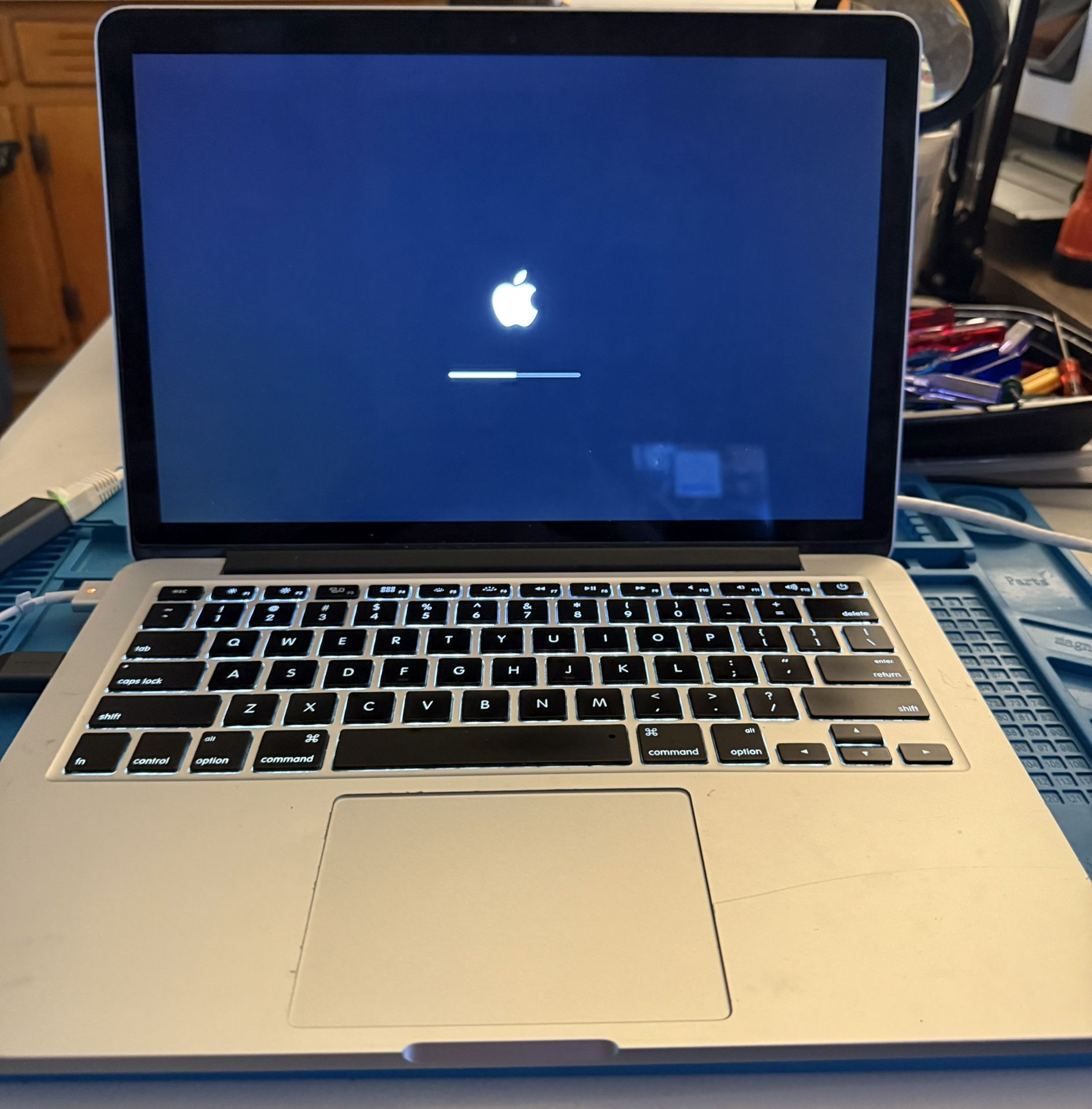 MacBook Pro ( Retina ,13 Inch Early 2015) 2.7 GHz Dual Core Intel Core I5 8 GB Ram & 256 GB SSD ) 