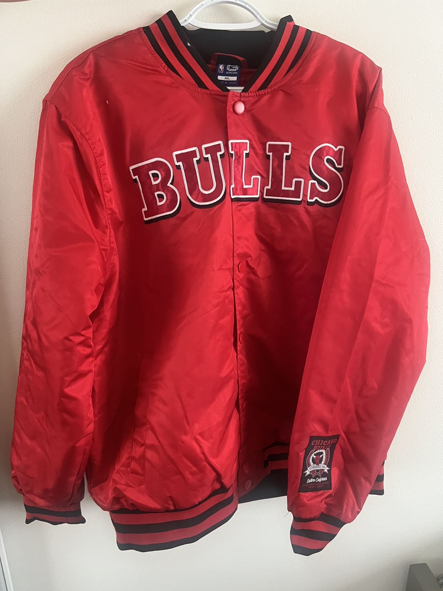 🔥 Chicago Bulls Satin Jacket – NEW (Small, Medium, XL Available) 🔥