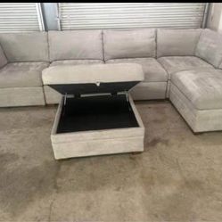 Thomasville Tisdale Modular Sectional 6-piece Boucle with Storage Ottoman  Retails for over $1,700 Open box, still looks new Small snag from delivery,