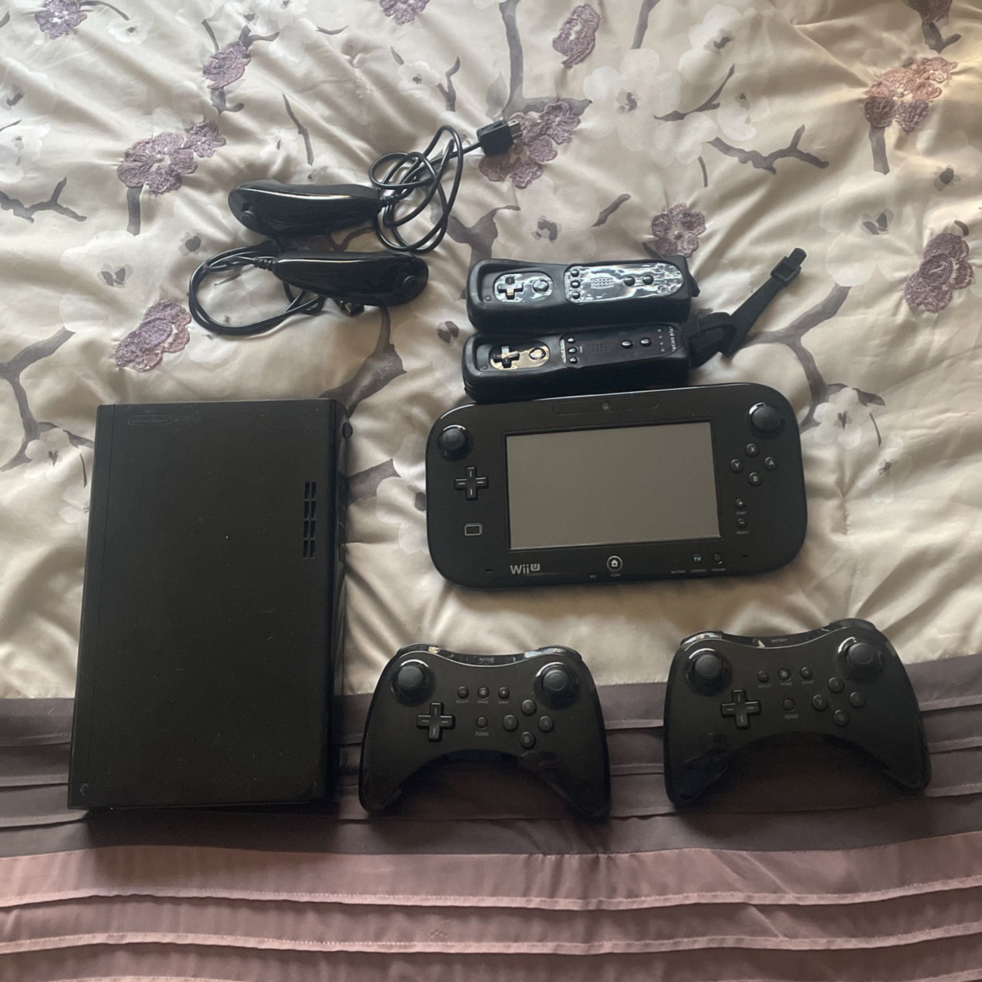 Modded Wii U With SD Card Two Pro Controllers Two Wii Controllers