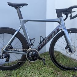 🚴‍♂️ Giant Propel Advanced Disc AXS – Carbon Aero Road Bike – Size 56  High-performance aero carbon road bike built for speed. The Giant Propel is on