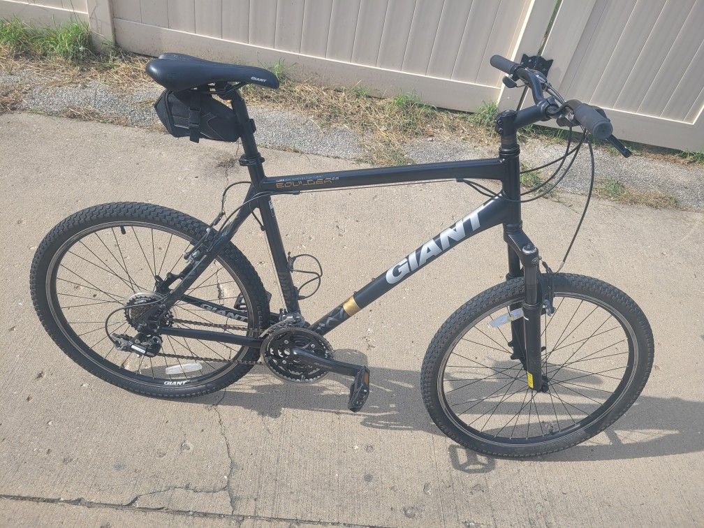 GIANT BOULDER ALUXX 6000 SERIES BUTTED ALUMINUM TUBING XL 22INCH FRAME 61"-64" HEIGHT 26X2.125 DETACHABLE ALUMINUM GIANT RIMS KENDA TIRES 21-SPEED