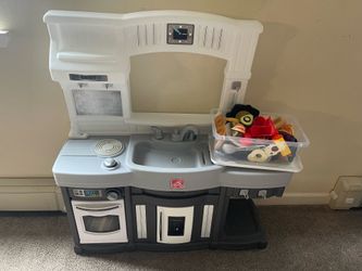 Step 2 toddler kitchen set/ with kitchen toys
