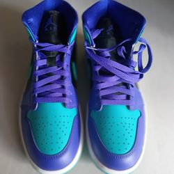 WMNS Air Jordan 1 MID