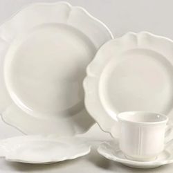 VINTAGE "HEIRLOOM" BY RED CLIFF DINNERWARE - 33 Pieces