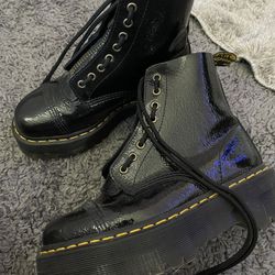 DR MARTEN SINCLAIR DISTRESSED PATENT LEATHER PLATFORM BOOTS