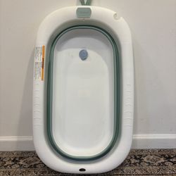 The Lulyboo Collapsible Baby Bathtub