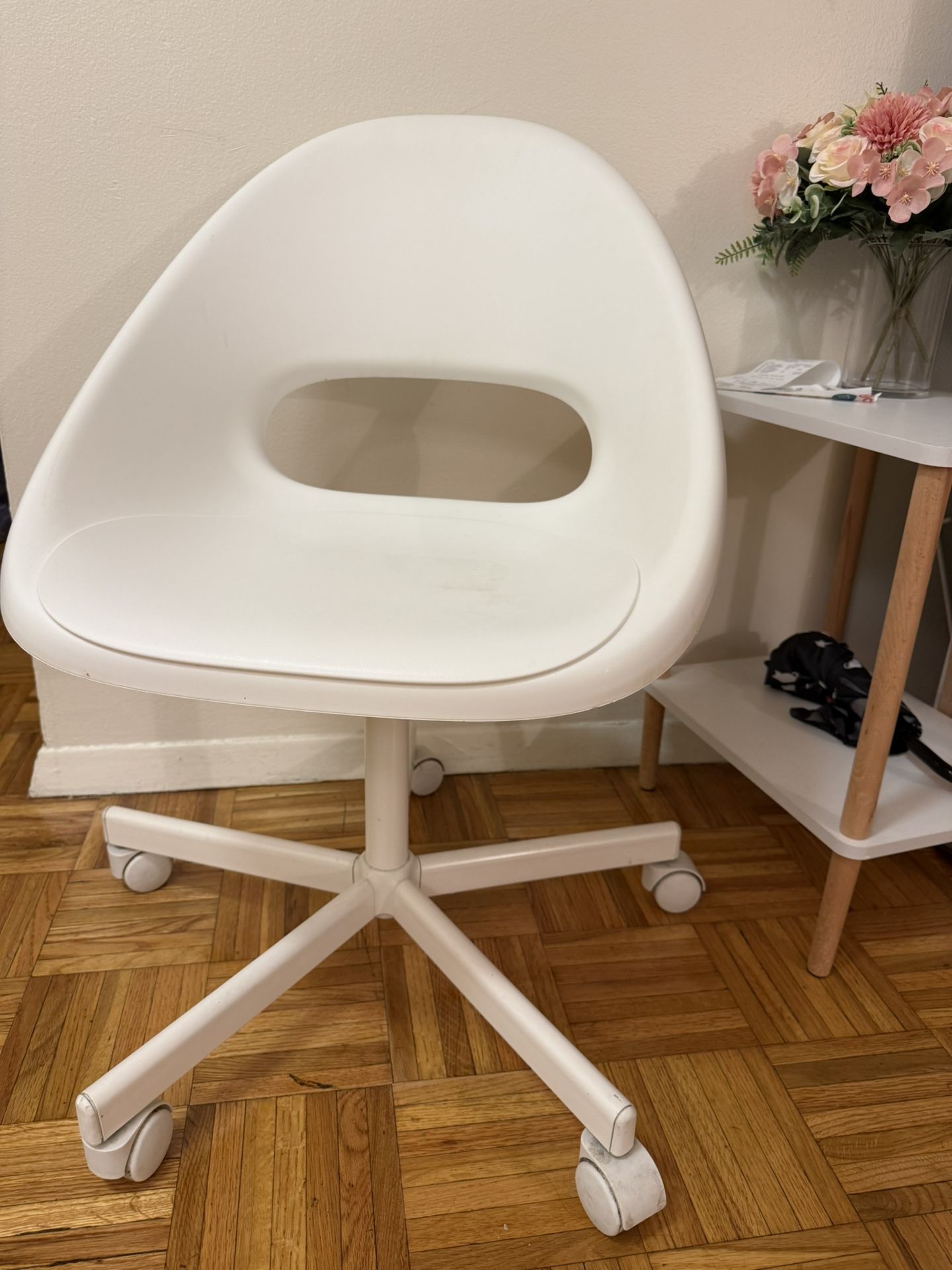 White Rolling Desk Chair – Minimalist & Comfortable – $12 – Brookline Pickup