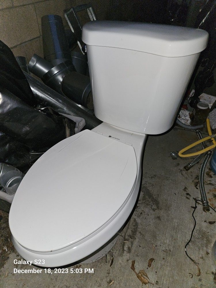 Toilet Glacier Bay Perfect Condition