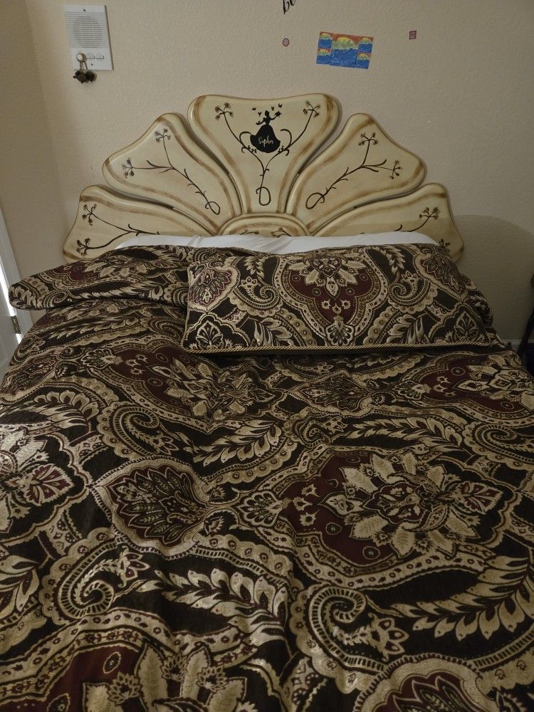 Three Piece Bedroom Set.