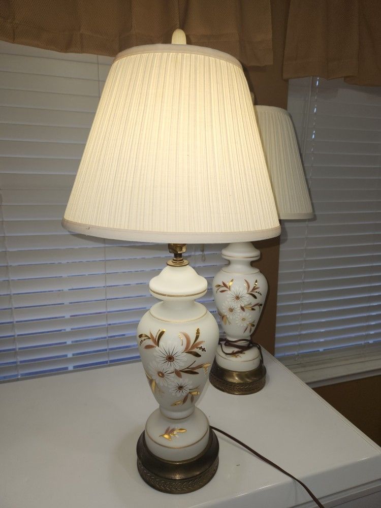 2 Beautiful lamps w brass base