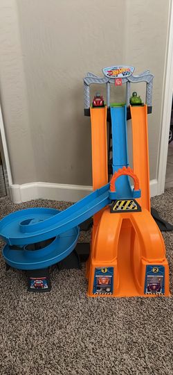Hot wheels race track