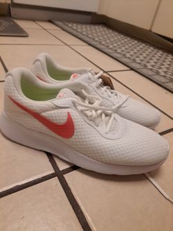 New Nike shoes size 9.5