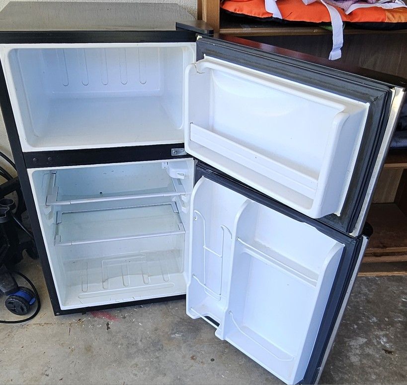 Mini fridge with FREEZER