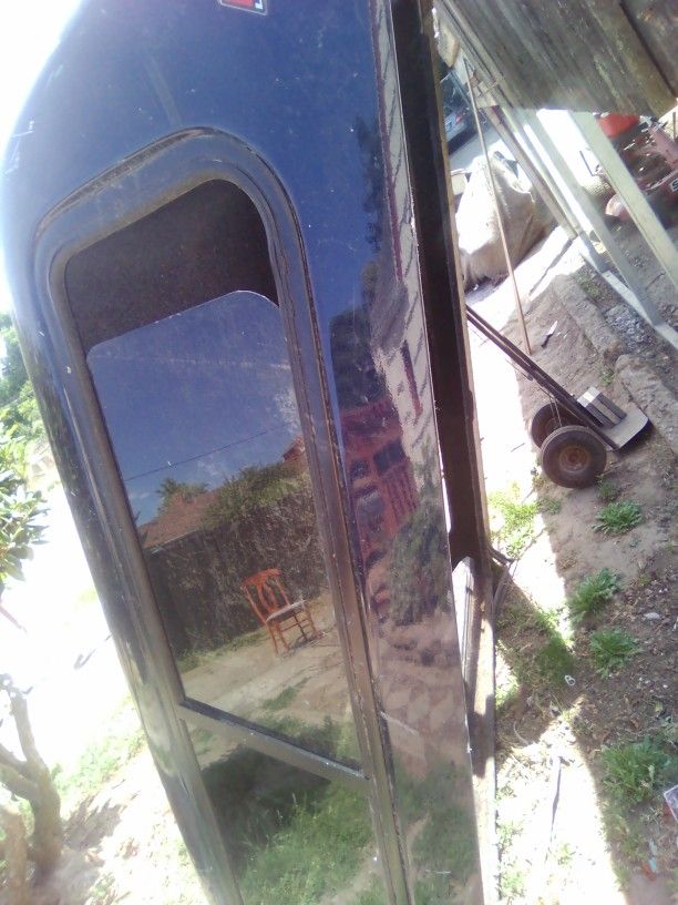 Leer Canopy 82 1/2long By 72 In. Wide Truck Cap