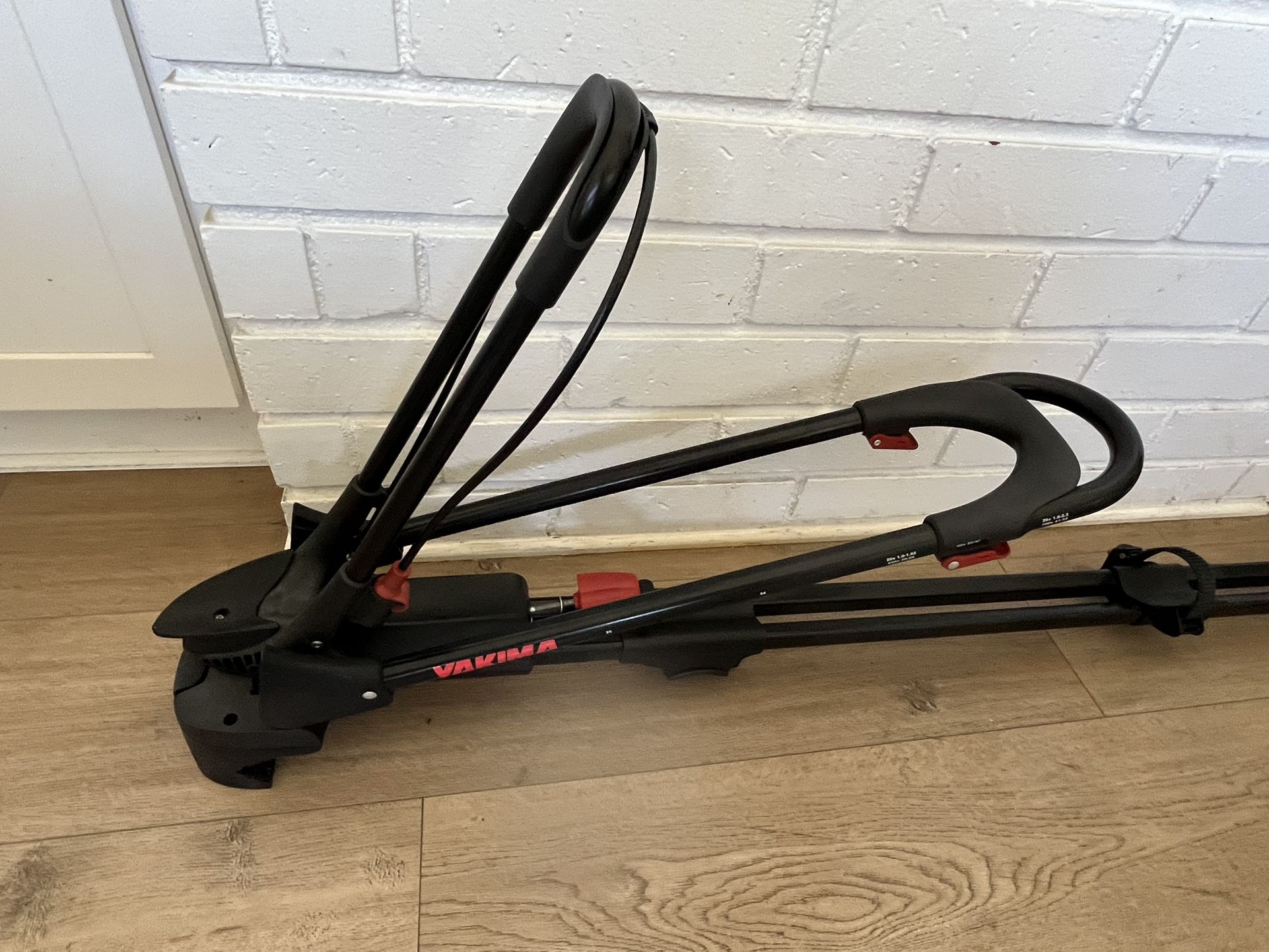 Yakima (contact info removed) HighRoad Wheel-On Mount Upright Bike Carrier for Roof Rack NO Key