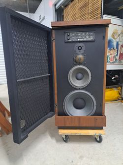 Two Super Nice McIntosh XR6 Speakers