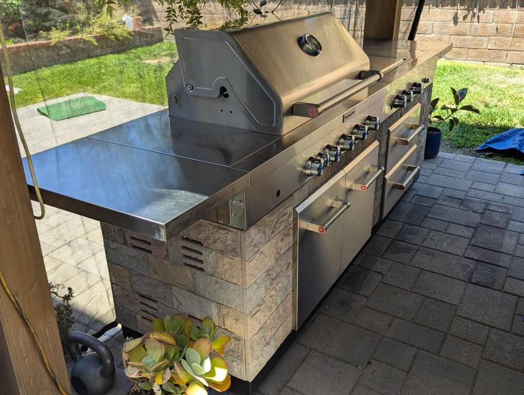 Kitchen Aid BBQ Island Gas Grill Outdoor Kitchen.