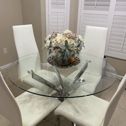 Mesa  con 4 Sillas Blancas 