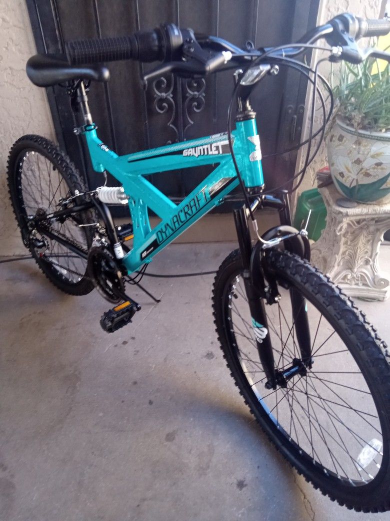 Like New BIKE DYNACRAFT TIRES SIZE 24 LIKE NEW READY FOR RIDE