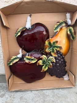 New in box This is a vintage Home Interiors & Gifts (Homco / Celebrating Home) metal fruit wall plaque from the popular "Sonoma Villa" collection.