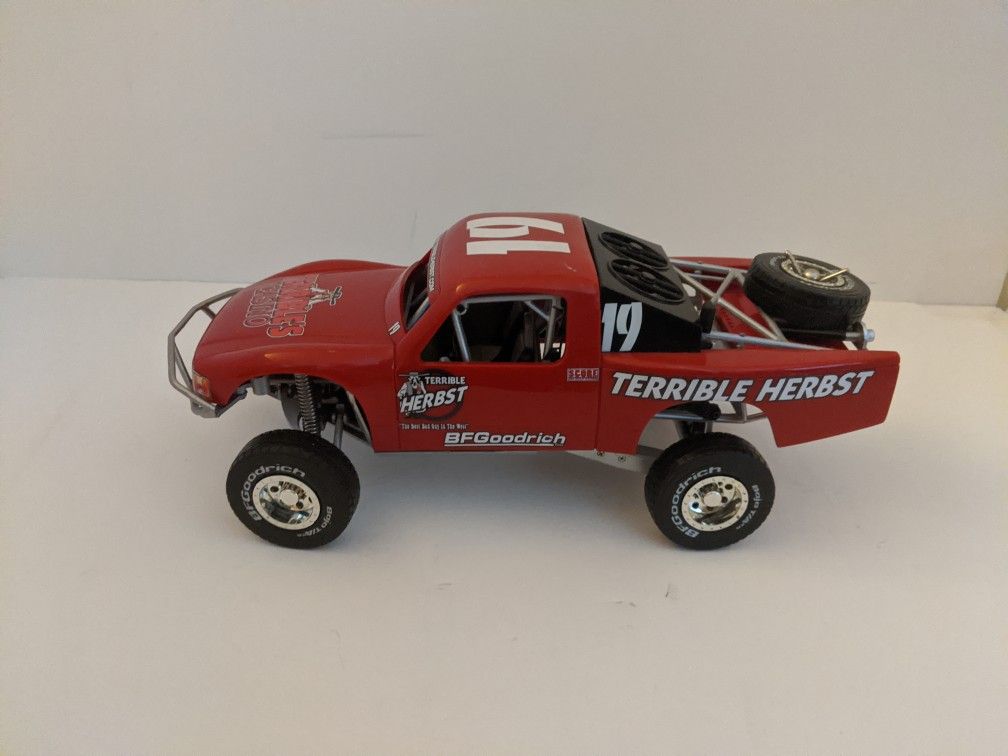 1:18 scale trophy truck diecast