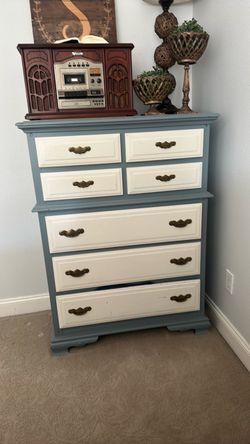 7 drawer real hardwood, antique dresser: $50 OBO