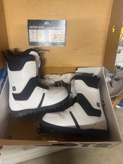 Snowboard boots