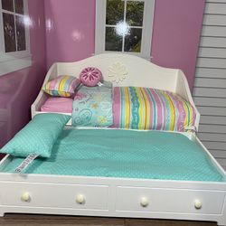 American Girl Dreamy Daybed & Original Bedding for 18 inch dolls