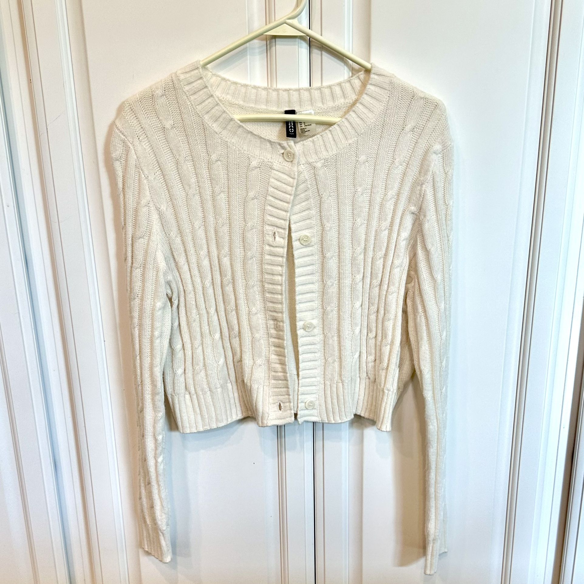 π€ Pretty white cardigan sweater