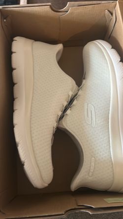 Woman’s sparkly sketchers size 10