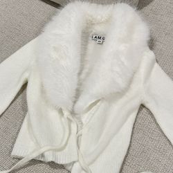 https://offerup.com/redirect/?o=SS5BTQ==.GIA White BRYNN CARDIGAN