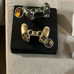 PS4 2 Controllers 