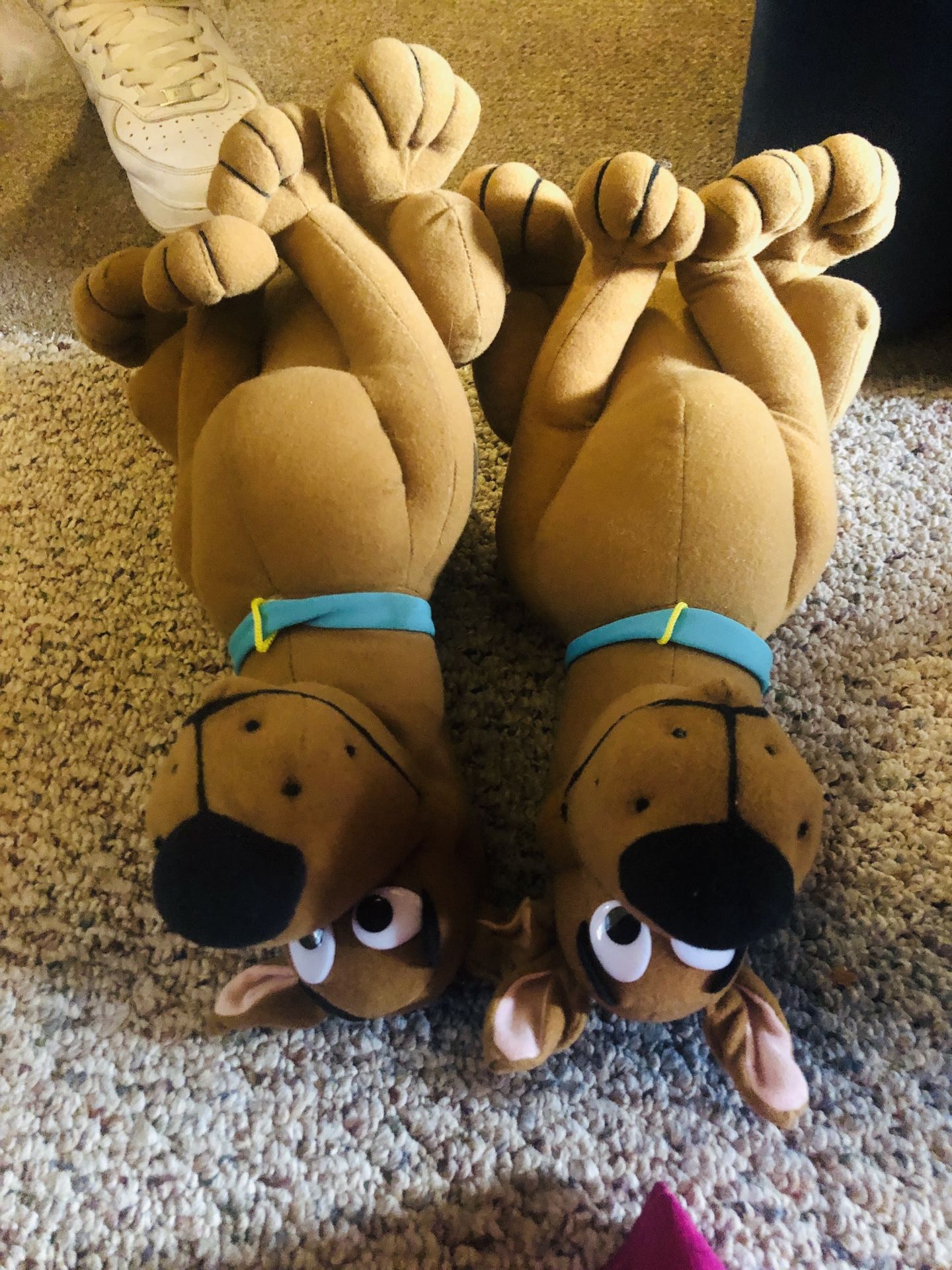 2 scooby doo stuffed animal dogs twins / cousins