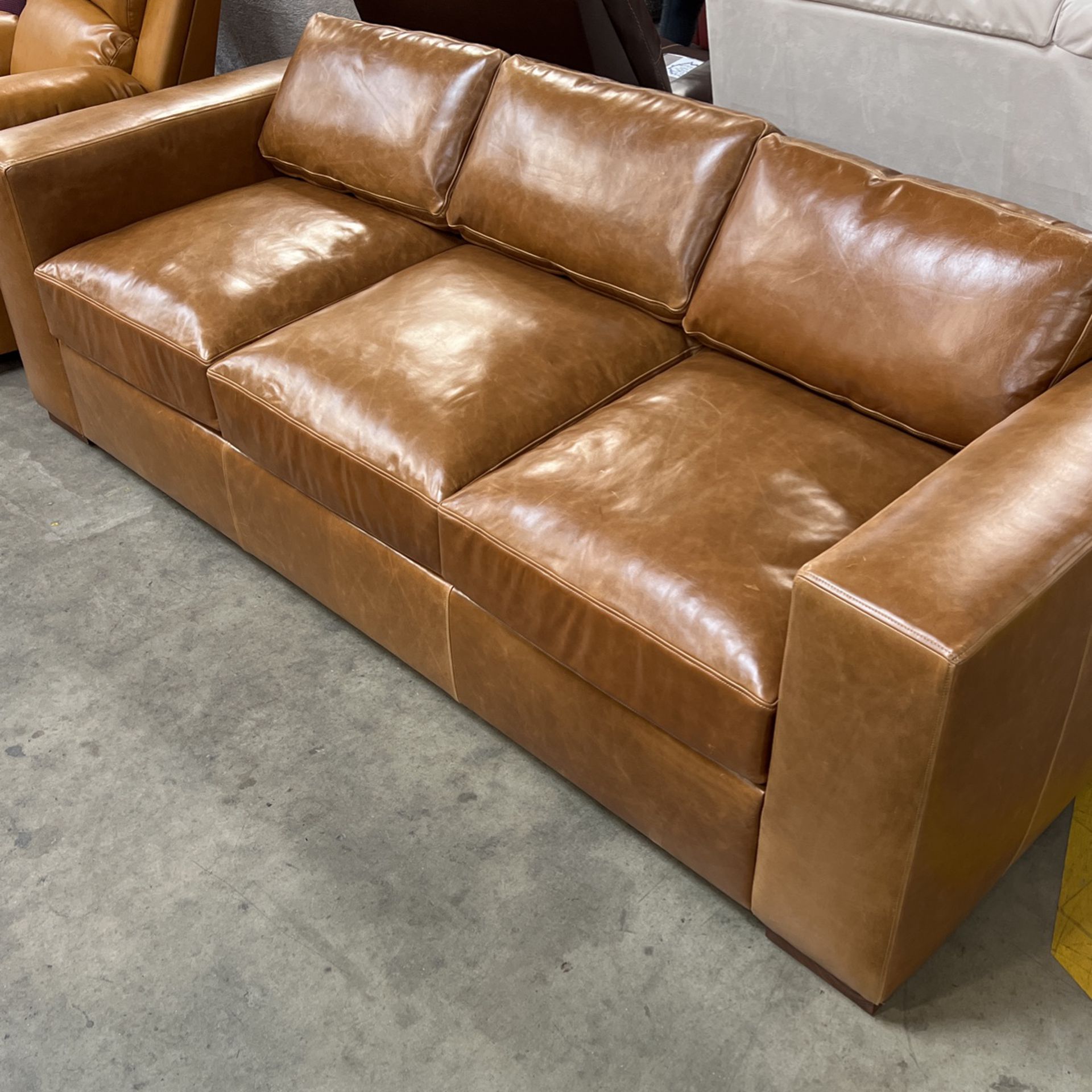 ONE FOR VICTORY Phoenix Leather Sleeper Sofa