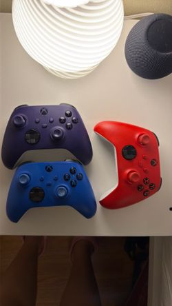3 Xbox Controllers