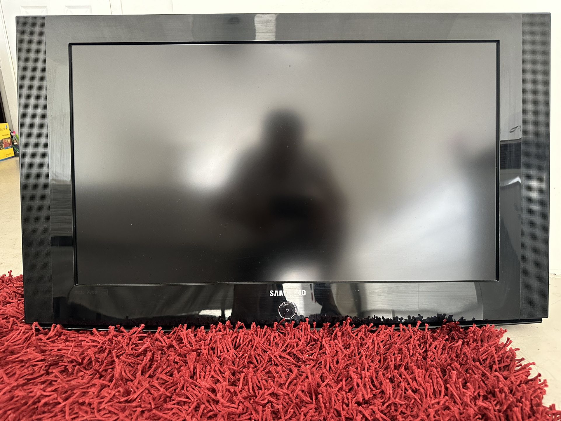 Samsung Flatscreen TV 32”