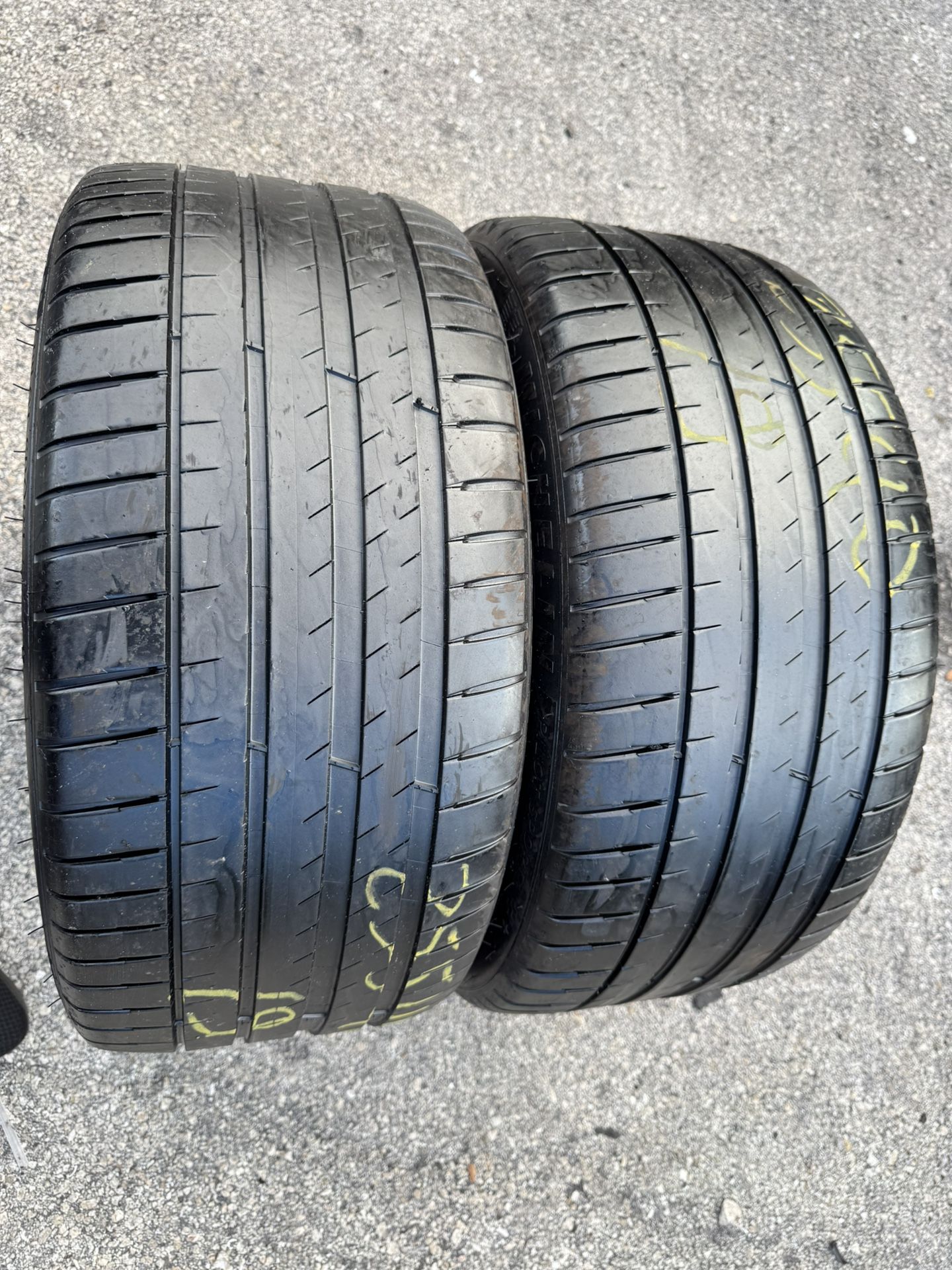 Set of 2 nice Michelin Pilot Sport 4S   255/40/19 ( We Install & Balance)