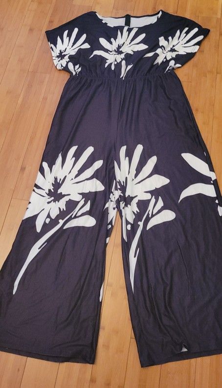 Womens jumpsuit size 1XL.