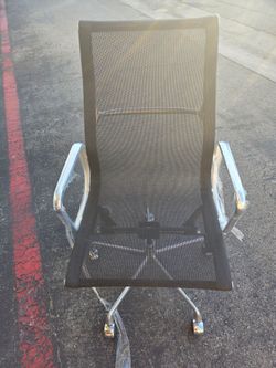 Herman Miller eames  aluminum  Chair