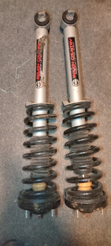 Rough Country Premium  Lifted Struts 