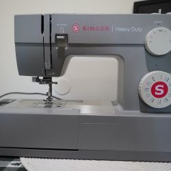 Singer 4423 Heavy Duty Sewing Machine – Used <5 Times + Premium Attachments