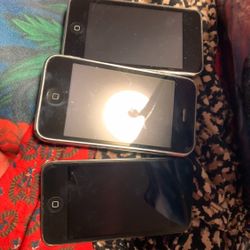 2 iPods & iPhone 4 